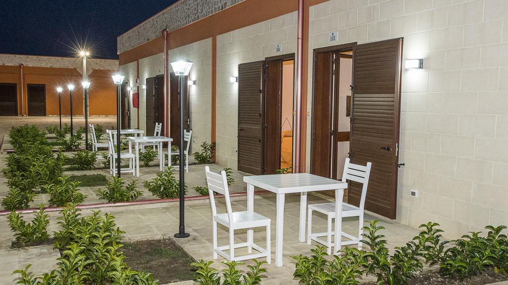 Agriturismo Tenuta Don Giovanni เมเลนดูญโญ ภายนอก รูปภาพ